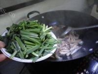 美味的平菇炒韭菜做法图解8)