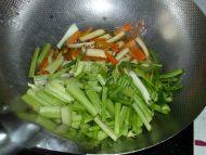 色香味具全的芹菜炒豆干做法图解4)