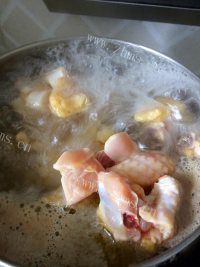 美味的椰子煲鸡做法图解3)