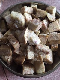 好喝的香芋草鱼头煲做法图解2)