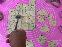 芳香四溢的香葱苏打饼干做法图解3)