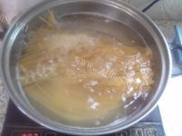 美味的肉酱煎蛋意面做法图解8)