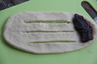 自制红豆面包卷做法图解6)