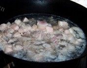 美味的五花肉炖海带做法图解1)