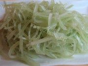 美味的凉拌莴笋丝做法图解2)