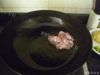营养丰富的胡萝卜木耳炒肉做法图解2)