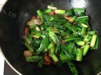 自己做的蒜苗炒肉做法图解7)