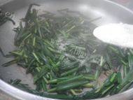 美味的韭菜炒虾做法图解5)