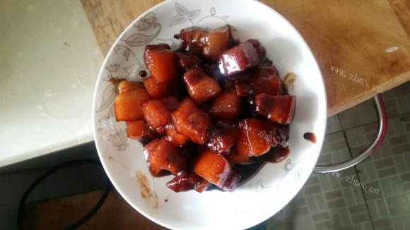 色泽鲜亮的红烧肉