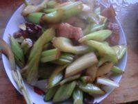 外婆教我做芹菜炒肉