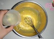 自制榴莲戚风做法图解3)