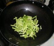 家常蒜薹炒鸡蛋做法图解3)