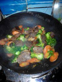 家常菜西兰花炒牛肉做法图解9)