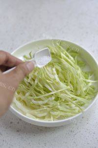 煎豆皮卷做法图解1)