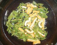 家常菜芹菜炒豆腐干做法图解4)