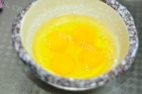 美味的虾仁韭菜盒子做法图解2)