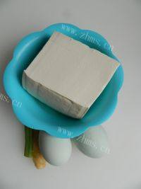 好吃的咸蛋烧豆腐做法图解1)