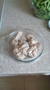 美味的芸豆烧排骨做法图解4)