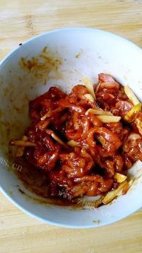 家常菜茭白炒肉丝做法图解1)