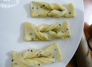 自制香酥葱味腐乳蛋馓做法图解3)