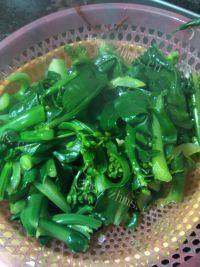 诱人的腊肉炒芥兰做法图解3)