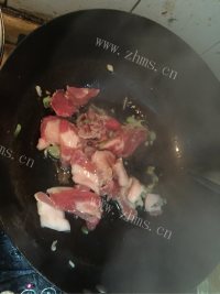 诱人的蘑菇炒肉做法图解4)