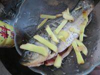 营养丰富的香菇豆腐鲫鱼汤做法图解1)