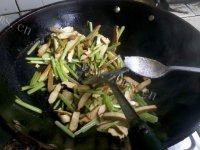 迷人的芹菜炒豆干做法图解10)