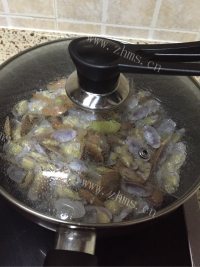 美味的姜葱炒花甲做法图解4)