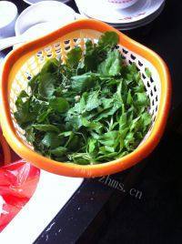 美味的荠菜豆腐汤做法图解1)