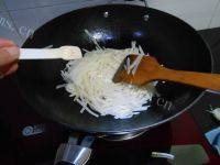 家常菜牛肉炒萝卜做法图解4)