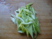 香香的西芹炒肉做法图解2)