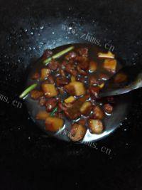 美味的黄豆红烧肉做法图解7)