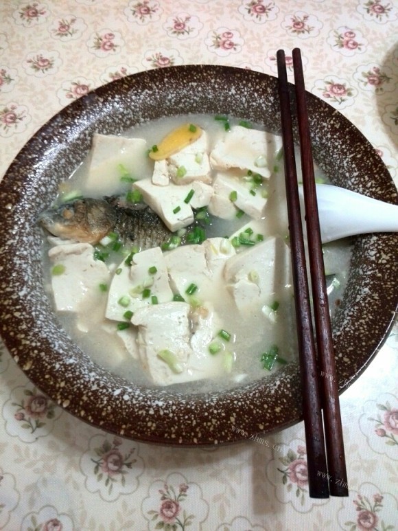 可口的鲫鱼豆腐汤