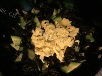 家常菜黄瓜木耳炒鸡蛋做法图解5)