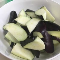 回味无穷的肉段烧茄子做法图解1)