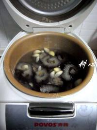 鲜美的蒜仁海参鸡汤做法图解7)