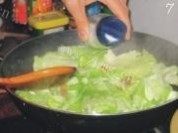 开胃的腊肉炒手撕包菜做法图解7)