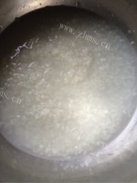 美味的火腿鸡蛋粥做法图解2)