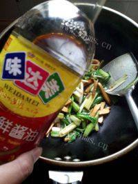 家常菜蒜苗炒豆干做法图解5)