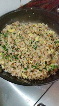 美味的咸鱼鸡粒炒饭做法图解5)
