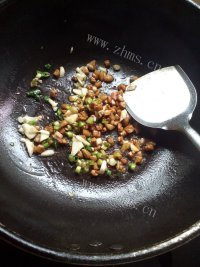 美味的香菇肉酱拌面做法图解5)