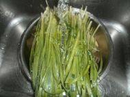 「绿色食物」鸡蛋炒韭菜做法图解1)