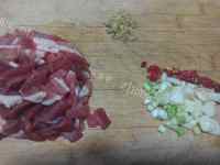 家常菜蒜苔炒肉做法图解2)
