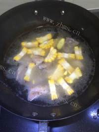 美味的胡萝卜玉米排骨汤做法图解4)