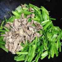 特下饭的芹菜炒肉做法图解6)