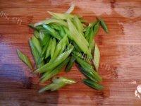家常菜芹菜拌木耳做法图解6)