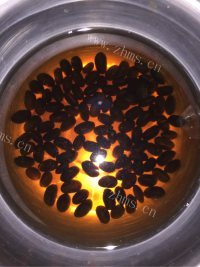 美味的黑豆冬瓜猪肉丸子汤做法图解1)