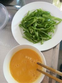 家常菜青椒炒鸡蛋做法图解1)