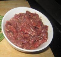 食欲满满的牛肉炒豆角做法图解2)
